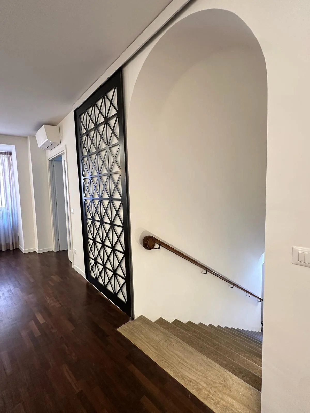 Scala con arco e porta in ferro